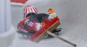 Vjela na trať a zažila ŠOK! Skeletonistku zasáhlo koště