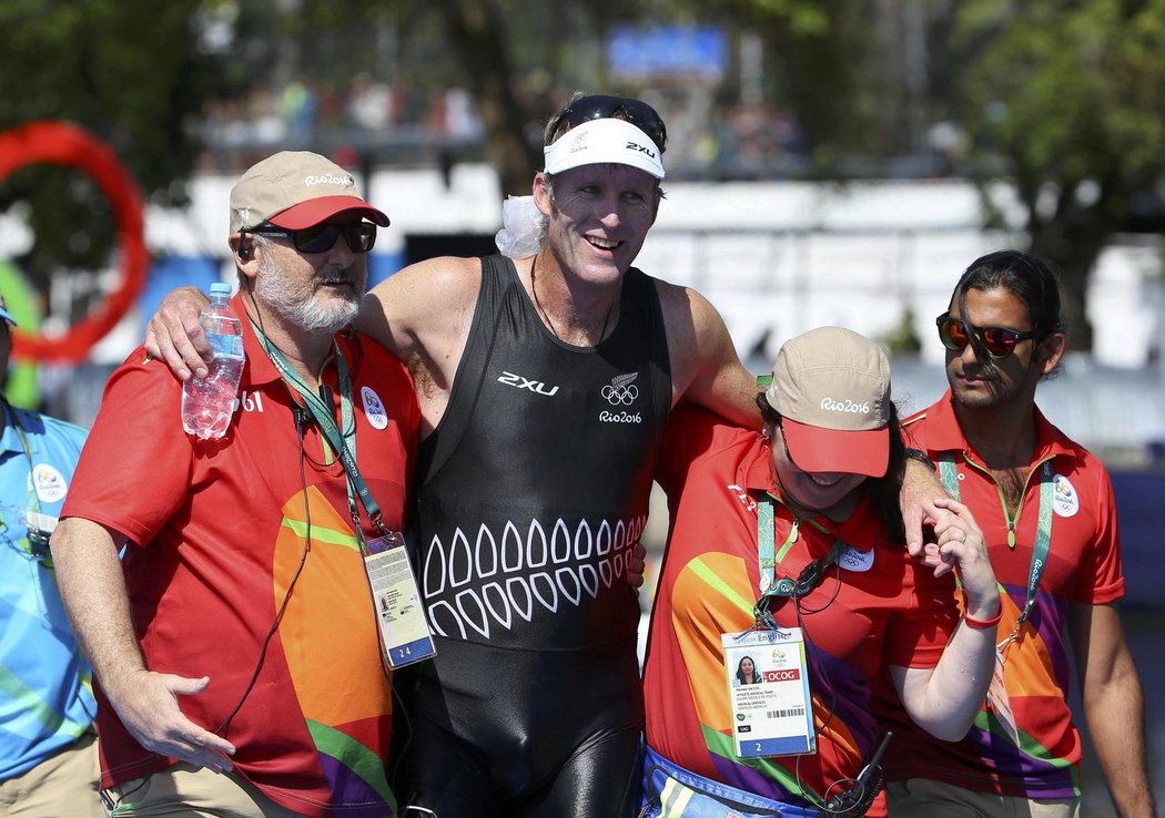 Mahé Drysdale z Nového Zélandu se těší ze zlaté olympijské medaile