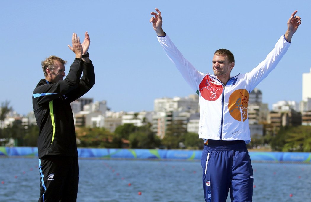 Vítězný skifař Mahé Drysdale tleská svému velkému rivalovi Ondřeji Synkovi, který bral bronz