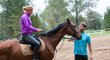 Mirka Knapková před svezením na Svobodově Omeze seděla na koni jednou v dětství