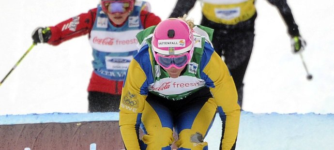 Švédská skikrosařka Anna Holmlundová při jednom ze závodů Světového poháru