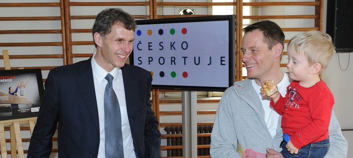 Český skikrosař Tomáš Kraus se synem Tomíkem v náručí hovoří s předsedou ČOV Jiřím Kejvalem