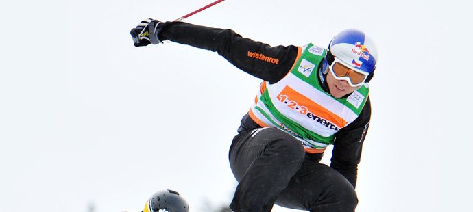 Český skikrosař Tomáš Kraus (uprostřed) je ve Světovém poháru na osmém místě.