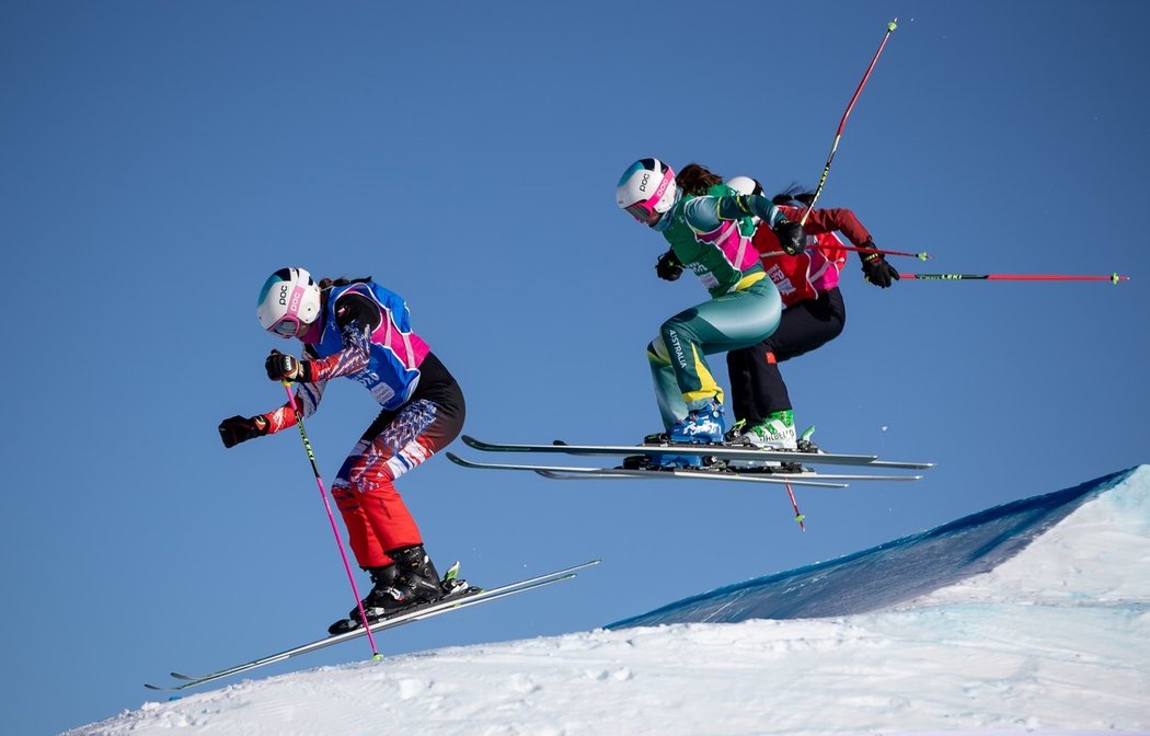 Česká skikrosařka Diana Cholenská (vlevo) si jede pro medaili na olympiádě juniorů