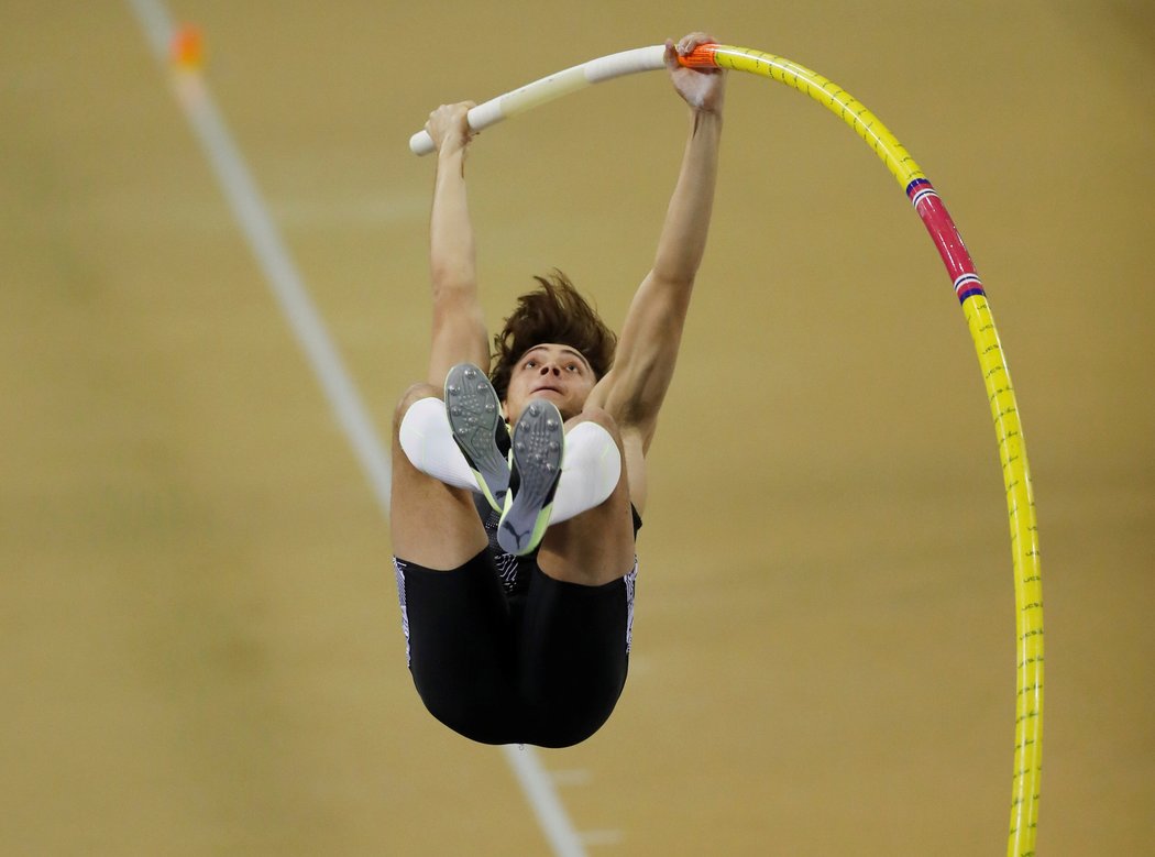 Armand Duplantis vylepšil světový rekord, teď je to 618 cm