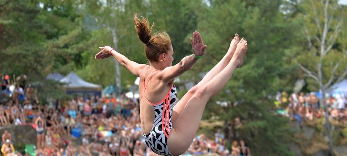 Závěrečný den otevřeného mistrovství České republiky ve skocích do vody Highjump se konal 1. srpna v žulovém lomu u Hřiměždic na Příbramsku. Petra Smolíková při skoku z 12 metrů.