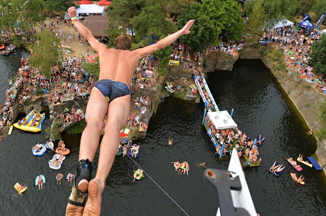 ávěrečný den otevřeného mistrovství České republiky ve skocích do vody Highjump se konal 1. srpna v žulovém lomu u Hřiměždic na Příbramsku. Na snímku skok z 25 metrů.