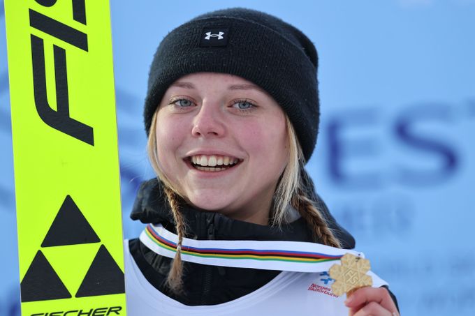 Skokanka Indráčková zlatá na juniorském MS! První česká medaile po sedmi letech Skokanka Indráčková zlatá na juniorském MS! První česká medaile po sedmi letech