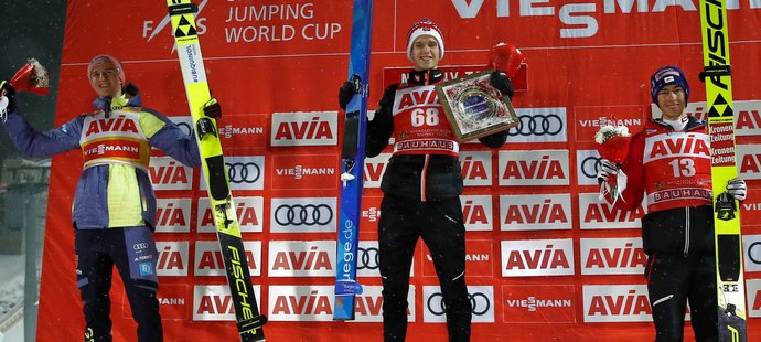 Stupně vítězů v Nižném Tagilu: první Halvor Egner Granerud, stříbrný Karl Geiger a Stefan Kraft. Všichni jsou favorité Turné čtyř můstků...