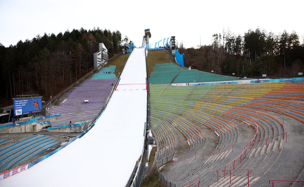 Opuštěný můstek v Innsbrucku, kde byl kvůli větru zrušen závod Turné čtyř můstků