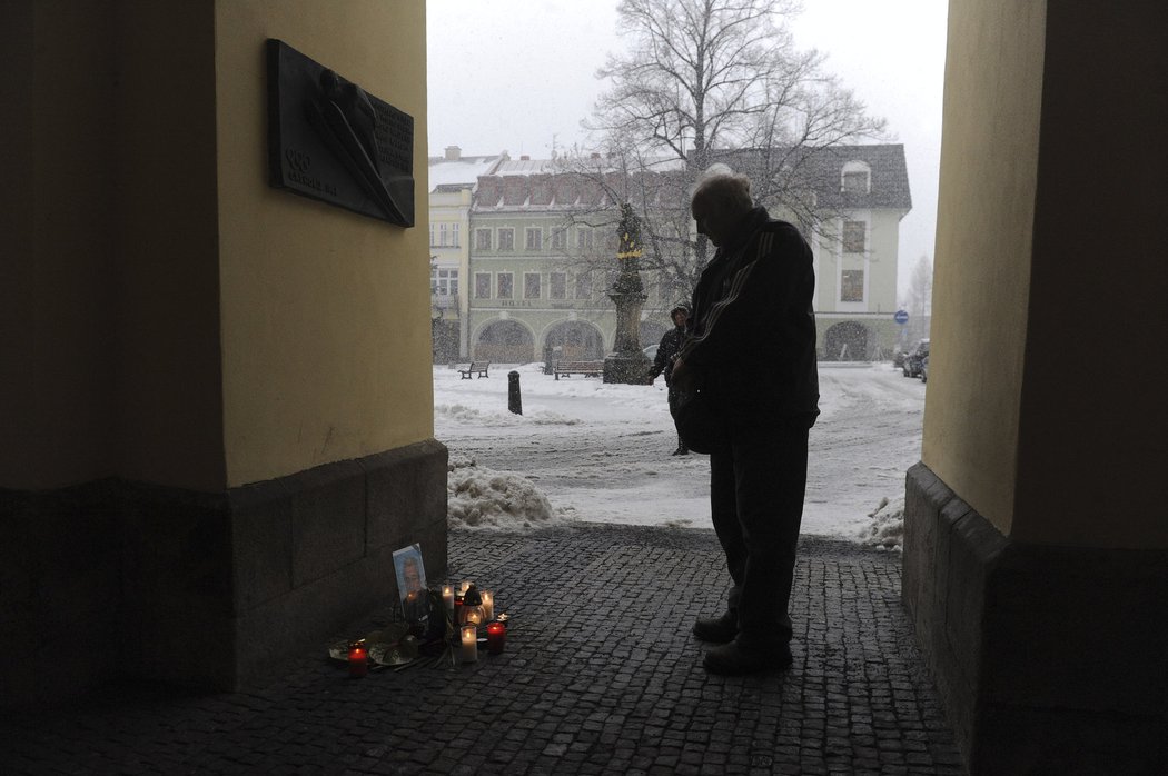 Na náměstí ve Frenštátu pod Radhoštěm vzniklo u jeho pamětní desky pietní místo