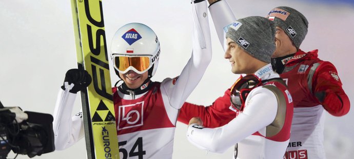 Kamil Stoch se raduje s polskými parťáky ze svého triumfu v závodě SP v Lillehammeru