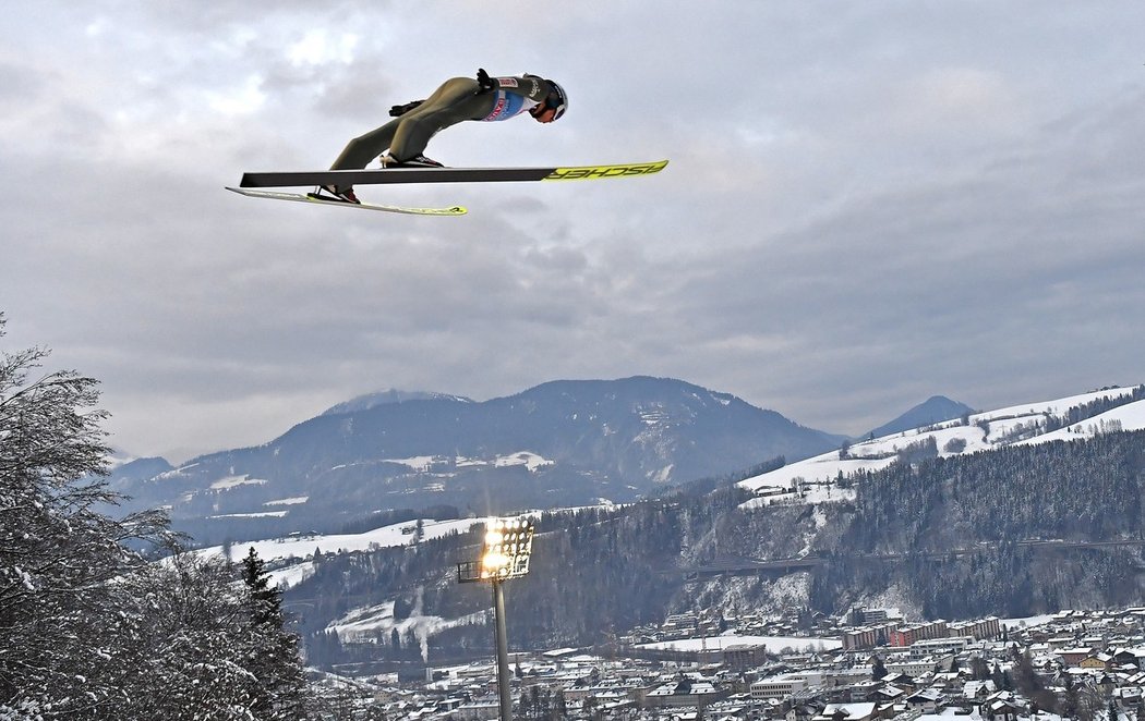 Kamil Stoch vede na závěrečném podniku Turné čtyř můstků