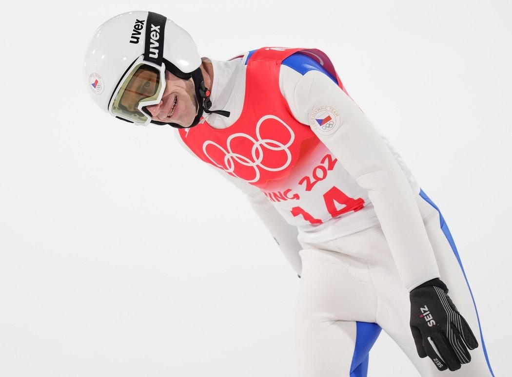 Český skokan na lyžích Roman Koudelka během olympijského závodu na středním můstku v Číně