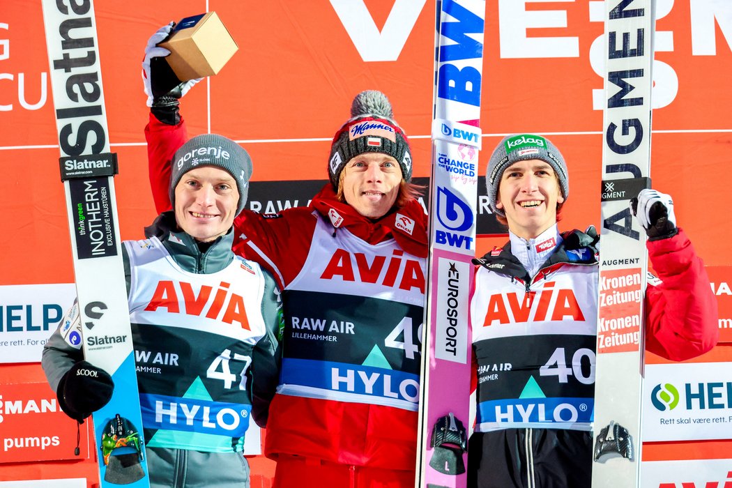 Držitel devíti medailí z olympijských her a světových pohárů Dawid Kubacki (uprostřed) upřednostnil rodinu před úspěchem ve skocích na lyžích