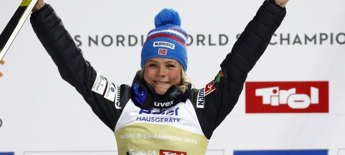 Maren Lundbyová je mistryní světa ve skocích na lyžích