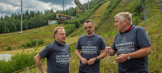 Bývalí skokani na lyžích (zleva) Pavel Ploc, Polák Adam Malysz a Dalibor Motejlek se zúčastnili v Harrachově tiskové konference ke sbírce na záchranu místních skokanských můstků.