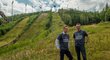 Bývalí skokani na lyžích (zleva) Jakub Janda a Polák Adam Malysz a Dalibor Motejlek se zúčastnili v Harrachově tiskové konference ke sbírce na záchranu místních skokanských můstků.