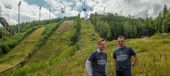 Bývalí skokani na lyžích (zleva) Jakub Janda a Polák Adam Malysz a Dalibor Motejlek se zúčastnili v Harrachově tiskové konference ke sbírce na záchranu místních skokanských můstků.