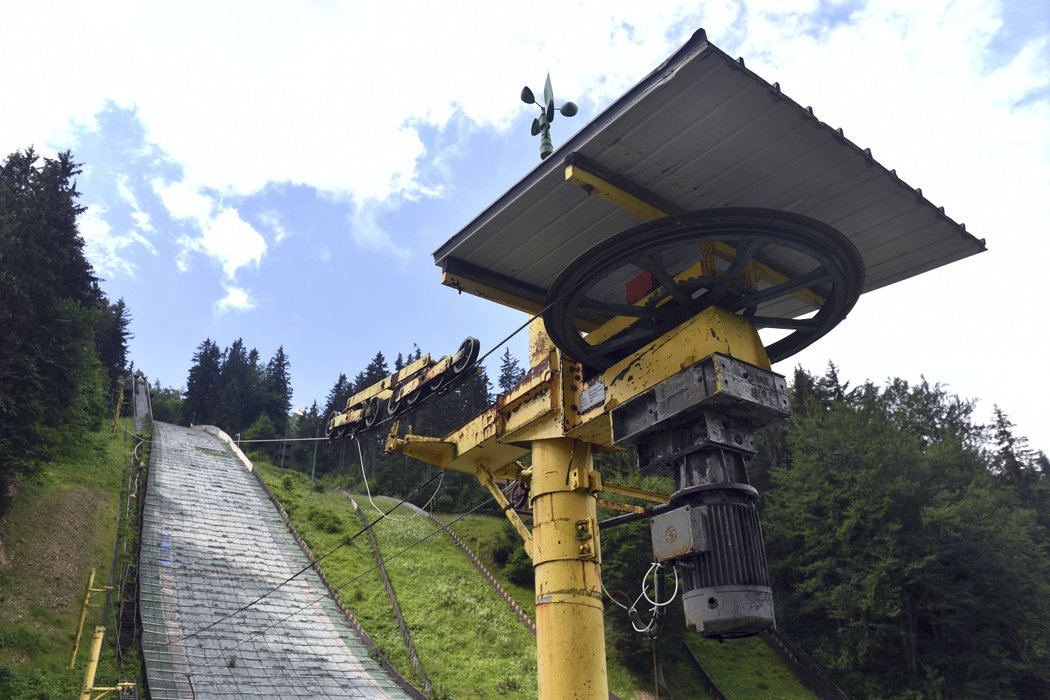 Také lyžařský vlek pod harrachovským můstkem je nepoužitelný