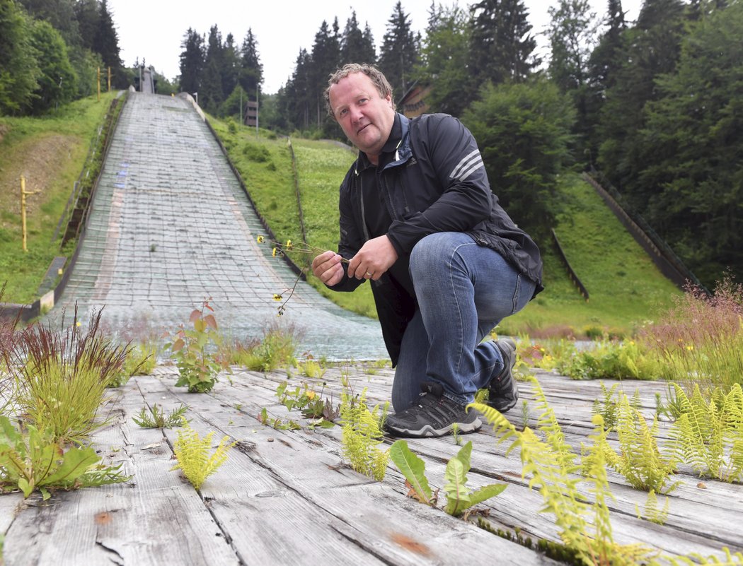 Josef Slavík, člen komise FIS pro skokanské můstky, předvádí zanedbané a nefunkční areály harrachovských můstků