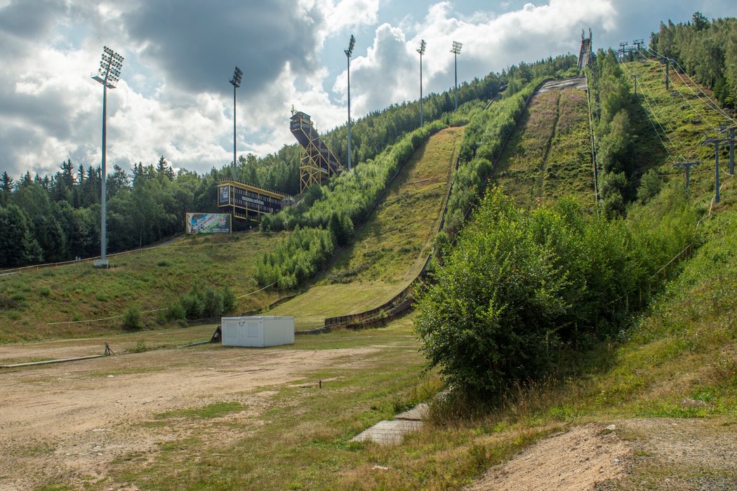 Skokanské můstky v Harrachově jsou v havarijním stavu, pomoci by měla sbírka.