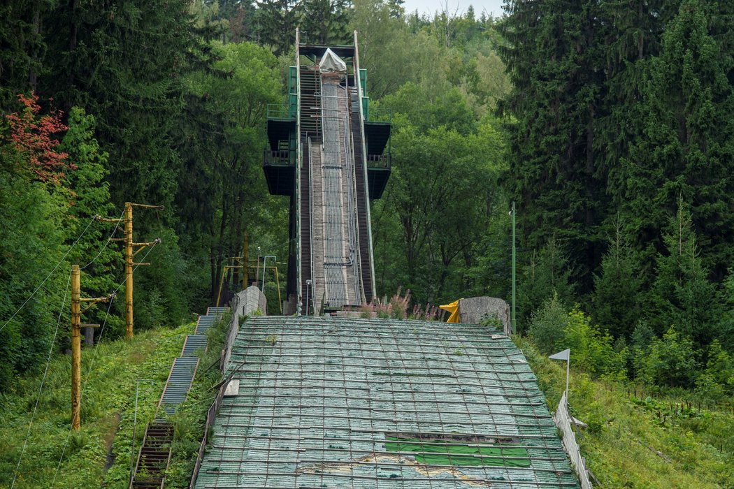 Skokanské můstky v Harrachově jsou v havarijním stavu, pomoci by měla sbírka.