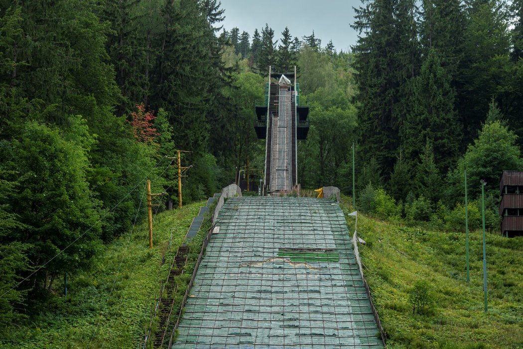 Skokanské můstky v Harrachově jsou v havarijním stavu, pomoci by měla sbírka.