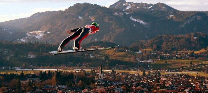 Slovinský skokan na lyžích Peter Prevc při kvalifikaci na úvodní závod Turné čtyř můstků v Oberstdorfu.