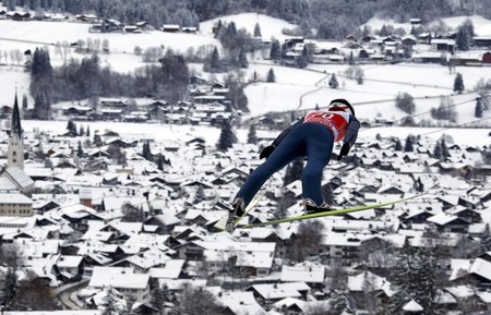 Švýcarský olympijský šampion Simon Ammann při tréninku v Oberstdorfu