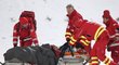 Záchranáři odvážejí zraněného Simona Ammanna po jeho pádu v Bischofshofenu