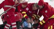 Záchranáři dávají první pomoc švýcarskému skokanovi Simonu Ammannovi po pádu v posledním závodu Turné čtyř můstků