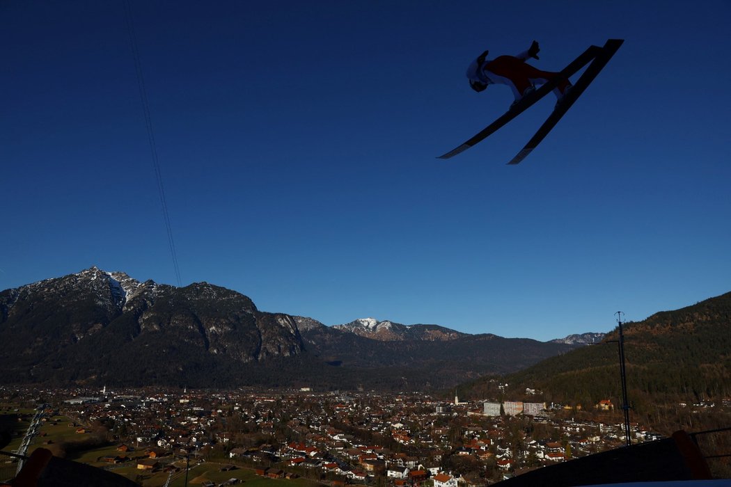 Tréninkový skok Viktora Poláška v Garmisch-Partenkirchenu