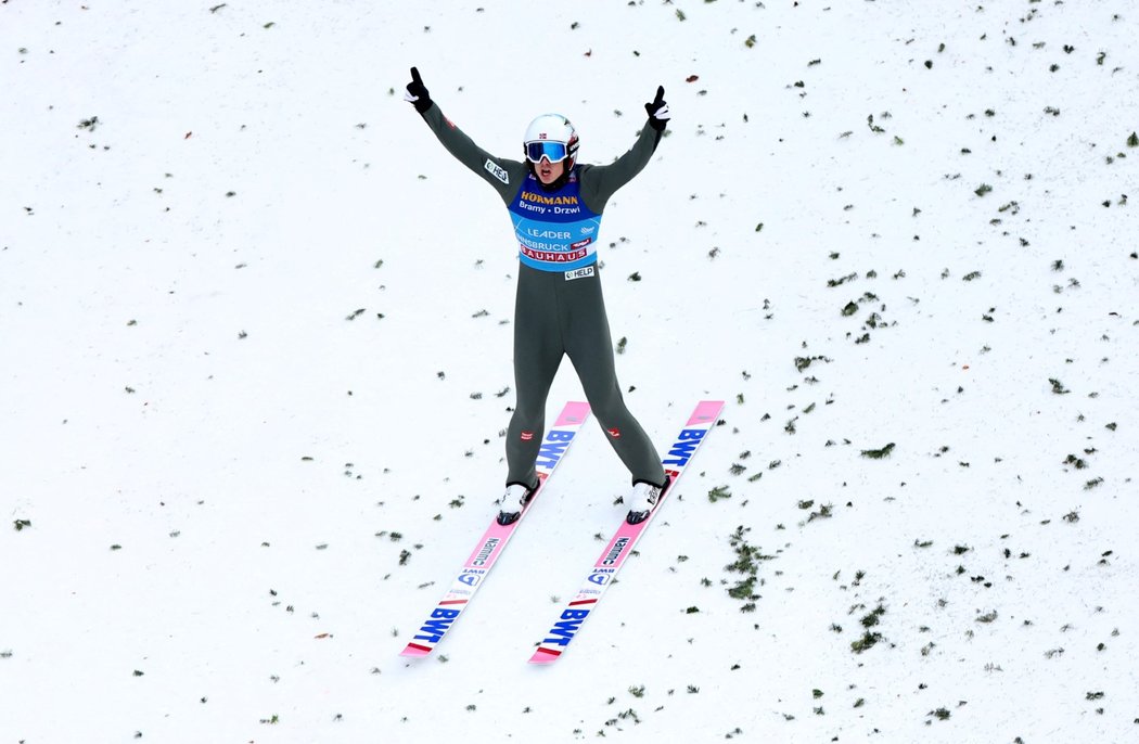 Norský skokan na lyžích Halvor Egner Granerud i přes prohru ve třetím závodě Turné čtyř můstků drží celkové vedení