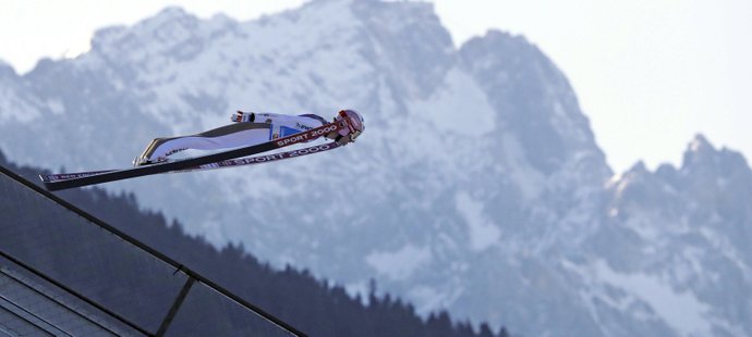 Jakub Janda při svém kvalifikačním skoku na Turné čtyř můstků v Ga-Pa pod nejvyšší německou horou Zugspitze