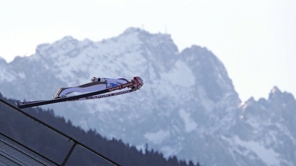 Jakub Janda při svém kvalifikačním skoku na Turné čtyř můstků v Ga-Pa pod nejvyšší německou horou Zugspitze