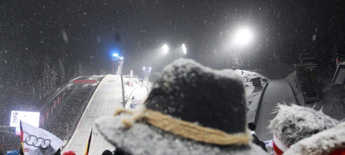 V Oberstdorfu hustě sněžilo a foukal silný vítr, úvodní závod Turné čtyř můstků se musel odložit