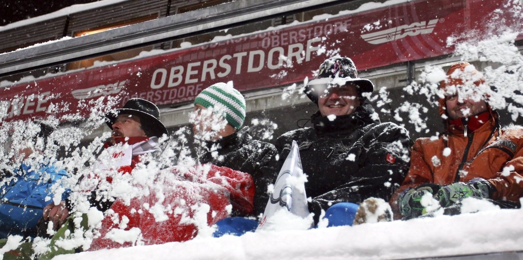 Fanoušci v Oberstdorfu trpělivě čekali, jestli přestane sněžit a foukat vítr. Nepřestal, první závod Turné se nakonec nekonal