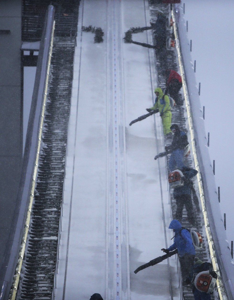 Organizátoři upravují stopu na můstku v Oberstdorfu, začátek Turné čtyř můstků trápil sníh a vítr