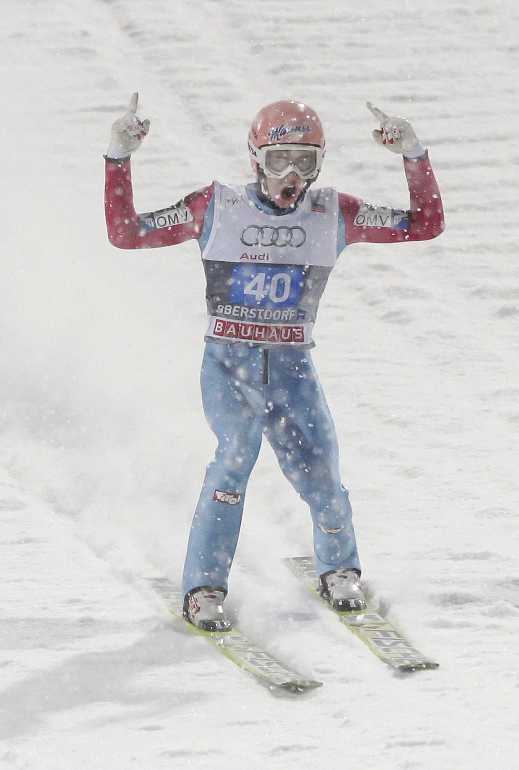 Odložený úvodní závod Turné čtyř můstků vyhrál ve sněžení Stefan Kraft