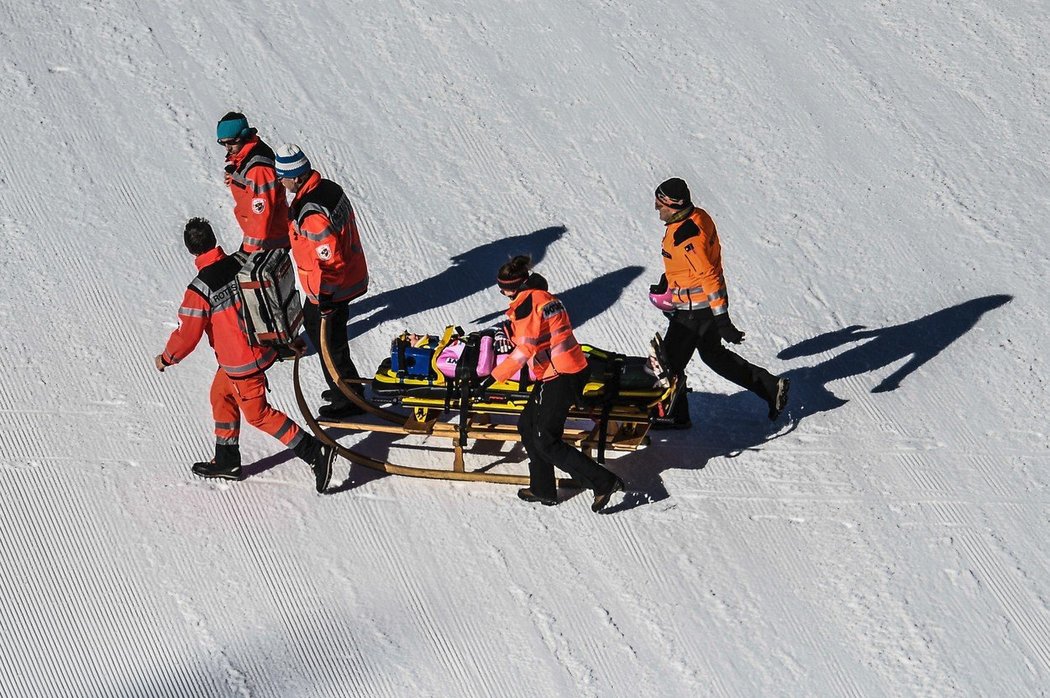Českou skokanku na lyžích Zdenku Pešatovou museli po pádu v závodě Světového poháru v Oberstdorfu odnést z prostoru doskočiště na nosítkách