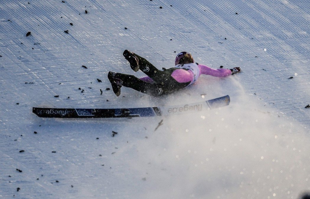 Českou skokanku na lyžích Zdenku Pešatovou museli po pádu v závodě Světového poháru v Oberstdorfu odnést z prostoru doskočiště na nosítkách