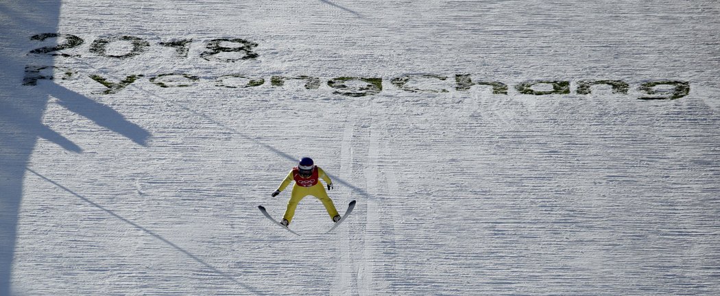 Český skokan Lukáš Hlava při tréninku před olympijskými hrami v Pchjongčchangu