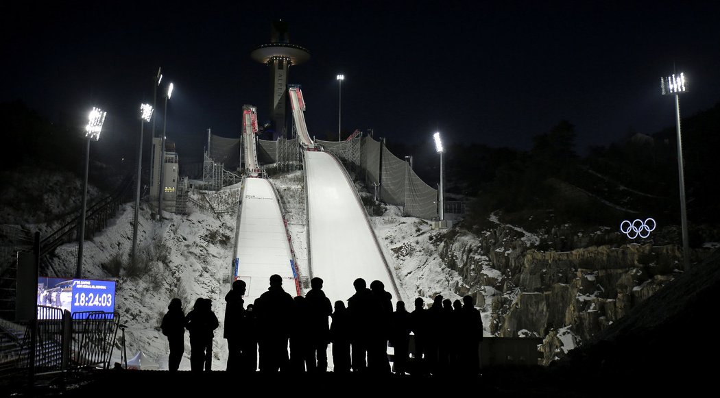 Osvětlené můstky v Alpensia Ski Jumping Center v Pchjongčchangu