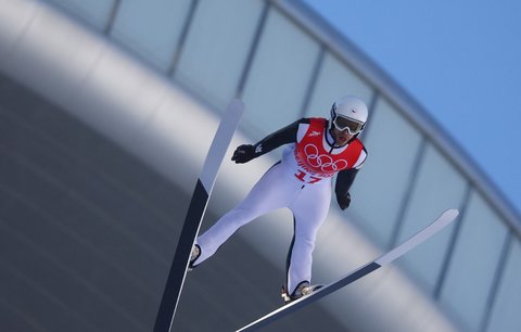 Český skokan na lyžích Roman Koudelka postoupil z kvalifikace na středním můstku 
