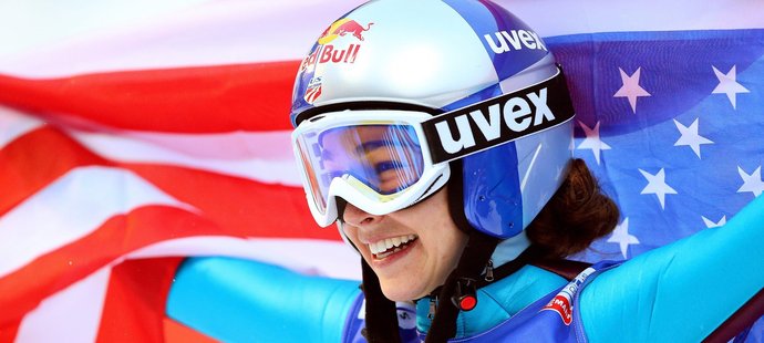 Americká skokanka Sarah Hendricksonová může slavit triumf ve Val di Fiemme