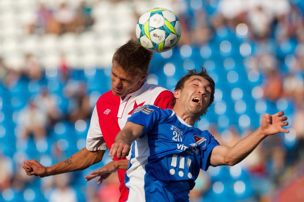 Slavia na Bazalech vedla, ale nakonec musela vyrovnávat. Na snímku hlavičkují Jaromír Zmrhal ze Slavie (vlevo) s Davorem Kukecem