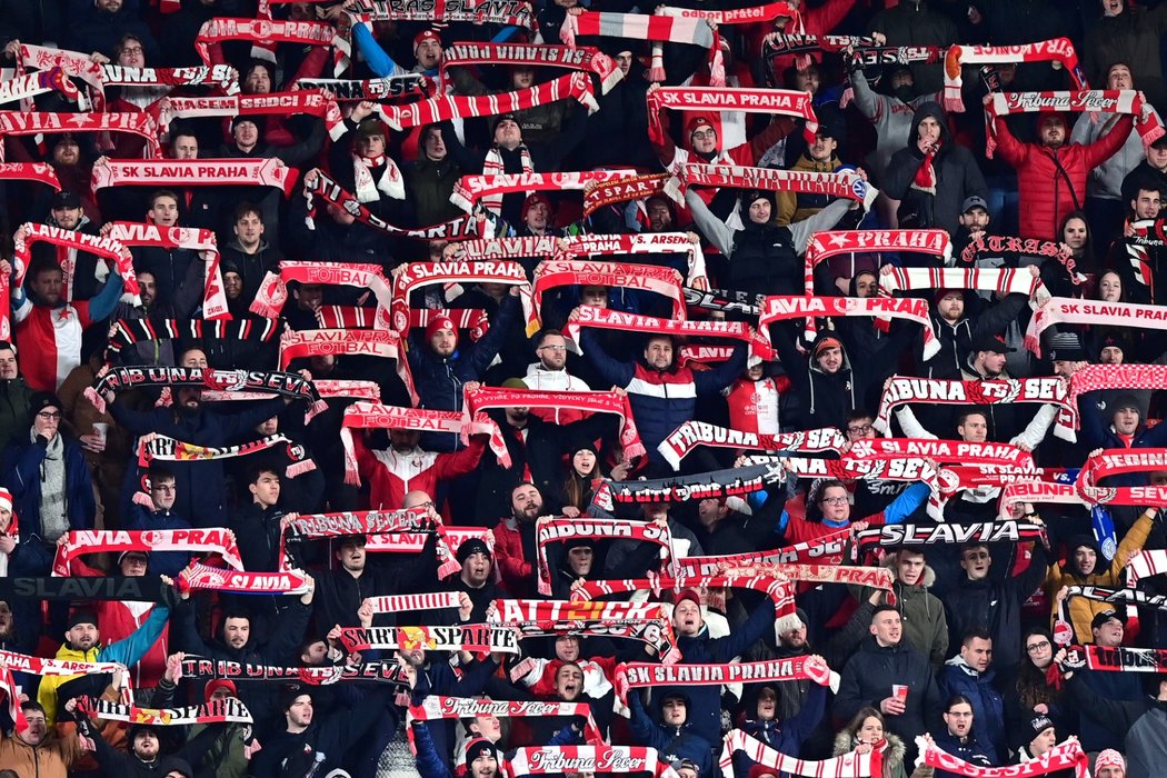 Slávističtí fanoušci povzbuzují svůj tým v derby proti Bohemians