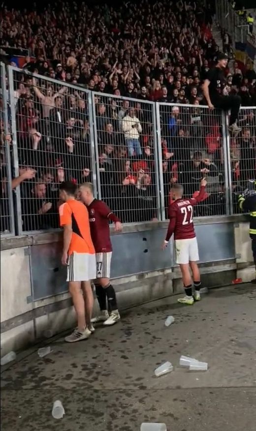 Haraslín (vpravo) zkoušel umravnit kotel Haraslín (vpravo) zkoušel umravnit kotel