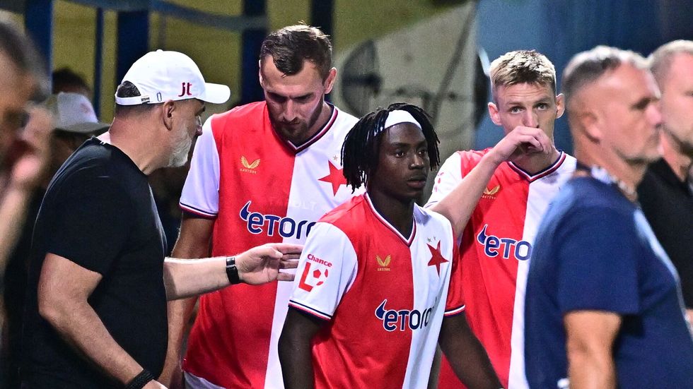 Jindřich Trpišovský udílí pokyny střídajícím hráčům